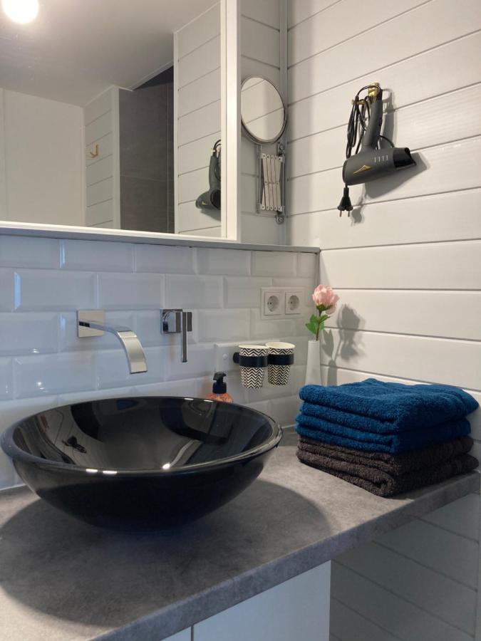 Living At Saarpartments - Adultsonly - Business & Holiday Homes With Kitchen For Long- And Short Term Stay, 3 Min To St Johanner Markt And Points Of Interest ザールブリュッケン エクステリア 写真